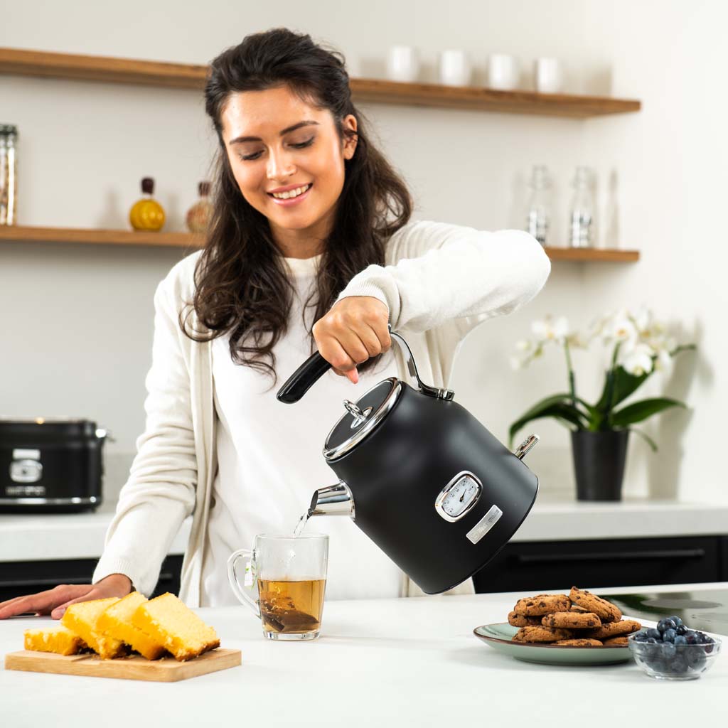 https://cdn.shopify.com/s/files/1/0676/9999/8920/files/WKWK148BK-Retro-Kettle-6.jpg?v=1747805650