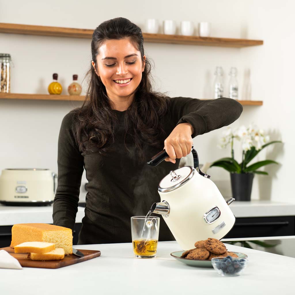 https://cdn.shopify.com/s/files/1/0676/9999/8920/files/WKWK148WH-Retro-Kettle-6.jpg?v=1747805646